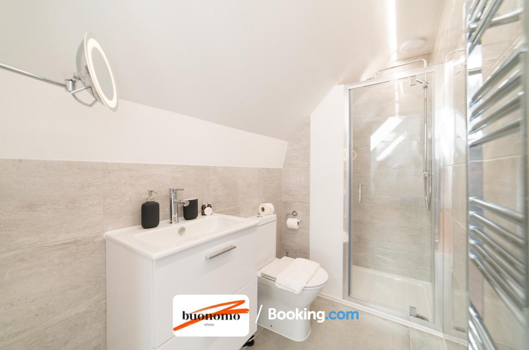 Two Bedroom Apartment At Buonomo Stays Short Lets & Serviced Accommodation London Exterior photo